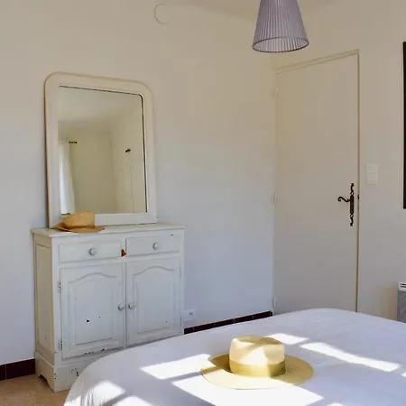 Family House 10 Mn Walking Distance From Villa *