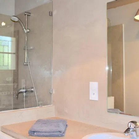 Family House 10 Mn Walking Distance From Villa Lourmarin